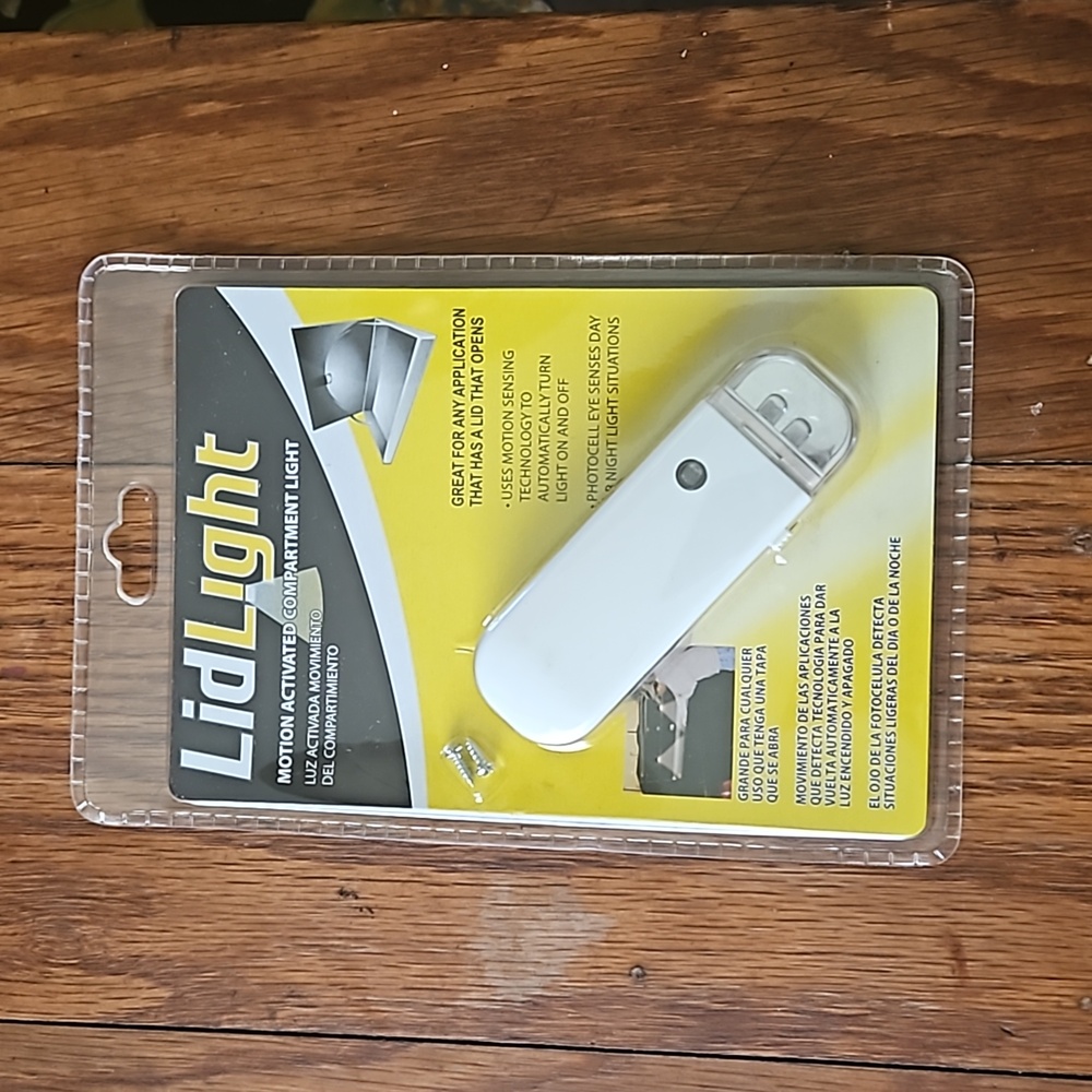 Lid light,  motion activated,  compartment light, toolbox , battery operated.